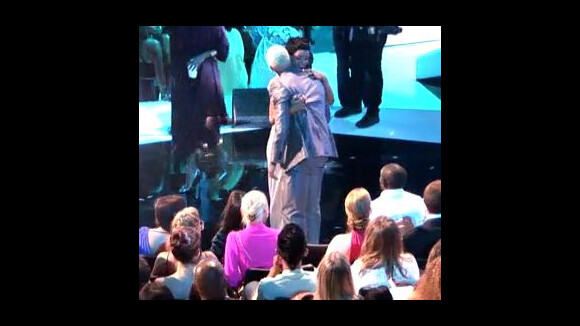 Rihanna embrasse Chris Brown sous les yeux du public stupéfait lors des MTV VMA