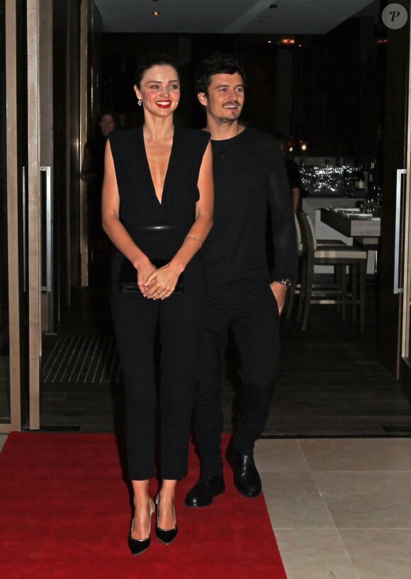 Miranda Kerr et Orlando Bloom célèbrent en amoureux et en total look black le partenariat entre les compagnies Qantas et Emirates à Sydney. Le 6 septembre 2012.