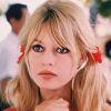 Brigitte Bardot assise.