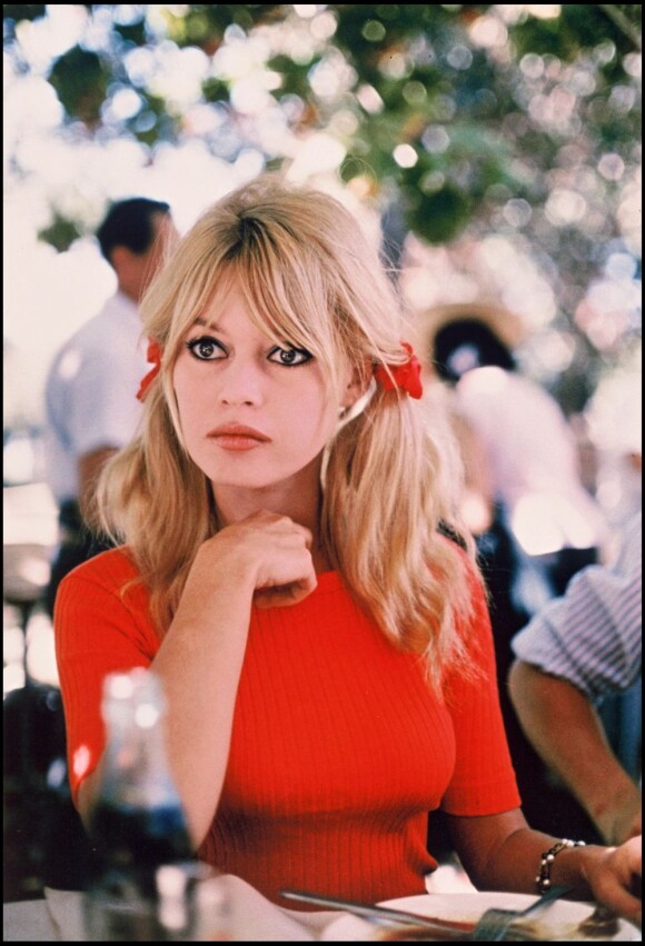 Brigitte Bardot assise.