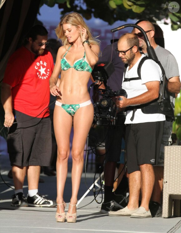 Doutzen Kroes en shooting pour Victoria's Secret à Miami. Le 12 septembre 2012.