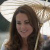 Kate Middleton lors de sa visite au Kranji War Memorial qui s'inscrit dans le cadre du voyage qu'elle effectue avec le Prince William en Asie du sud-est le 13 septembre 2012 à Singapour