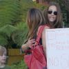 Julia Roberts a salué ses amies en allant chercher ses deux garçons Phinnaeus et Henry Moder à leur école de Pacific Palisades le 13 septembre 2012