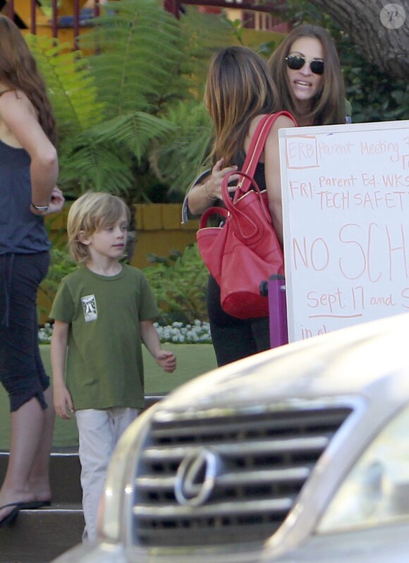 Julia Roberts a salué ses amies en allant chercher ses deux garçons Phinnaeus et Henry Moder à leur école de Pacific Palisades le 13 septembre 2012