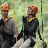 Le prince William et son épouse Kate Middleton suspendu à 40m du sol dans la forêt tropicale de Sabah sur l'île de Borneo le 15 septembre 2012