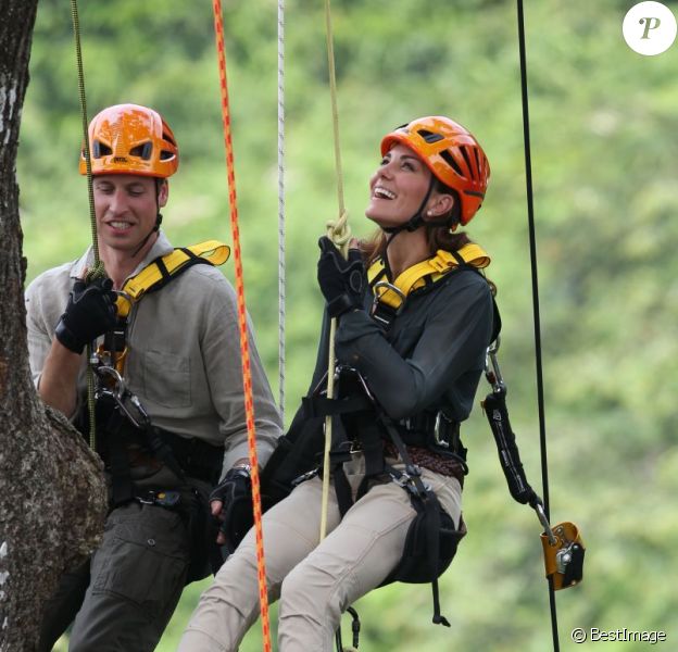 Le prince William et son épouse Kate Middleton suspendu à 40m du sol dans la forêt tropicale de Sabah sur l'île de Borneo le 15 septembre 2012