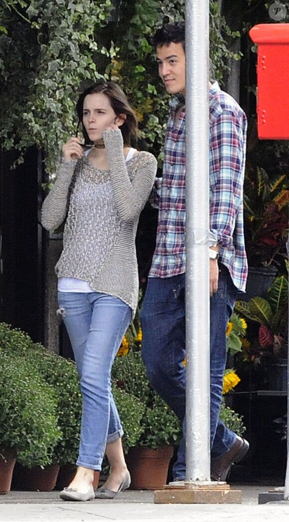 L'actrice Emma Watson et son chéri Will Adamowicz, surpris en pleine séance shopping à New York. Le 16 septembre 2012.