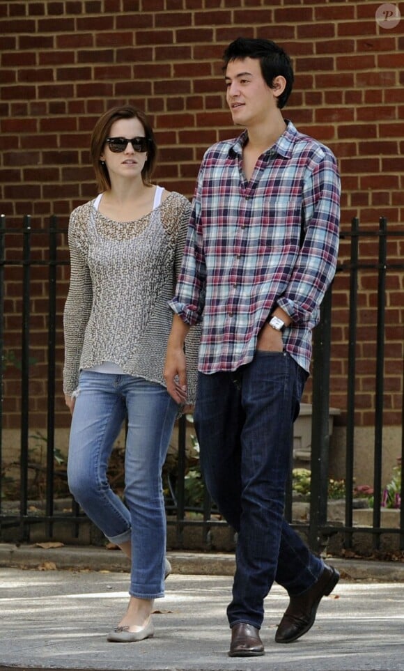 Emma Watson et Will Adamowicz, en couple dans les rues de New York. Le 16 septembre 2012.