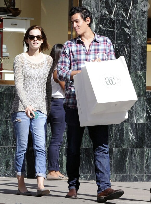 En pleine promotion de Le Monde de Charlie, Emma Watson se détend avec son chéri Will Adamowicz durant une séance shopping à New York. Le 16 septembre 2012.