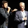 Patrick Bruel et Franck Dubosc, parrain du prochain Téléthon, sur la scène de l'Olympia pendant le concert caritatif Leurs Voix pour l'Espoir. Paris, le 15 septembre 2012.