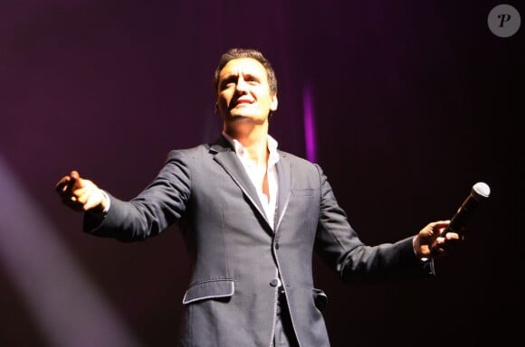 Dany Brillant sur la scène de l'Olympia durant le concert Leurs Voix pour l'Espoir. Paris, le 15 septembre 2012.