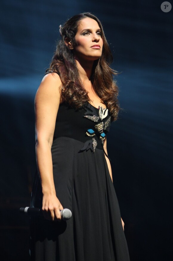 Elisa Tovati sur la scène de l'Olympia pendant le concert Leurs Voix pour l'Espoir. Paris, le 15 septembre 2012.