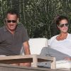 Tom Hanks buvant une bière avec sa femme Rita Wilson, près d'une plage à Malibu, le dimanche 16 septembre 2012.