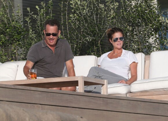 Tom Hanks buvant une bière avec sa femme Rita Wilson, près d'une plage à Malibu, le dimanche 16 septembre 2012.