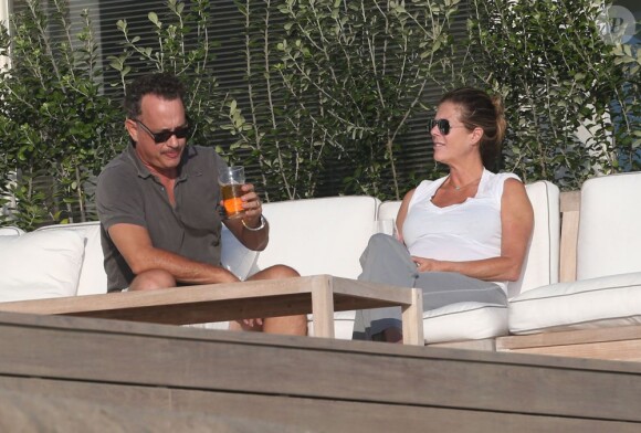 Tom Hanks buvant une bière en compagnie de sa femme sous le soleil de Malibu, le dimanche 16 septembre 2012.