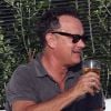 Tom Hanks buvant une bière sous le soleil de Malibu, le dimanche 16 septembre 2012.