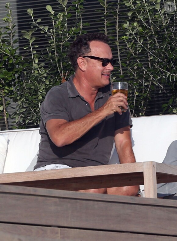 Tom Hanks buvant une bière sous le soleil de Malibu, le dimanche 16 septembre 2012.
