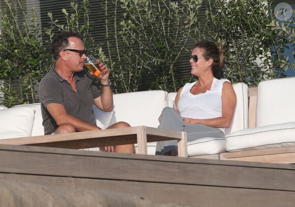 Tom Hanks boit une bière avec sa femme Rita Wilson, sous le soleil de Malibu le dimanche 16 septembre 2012.