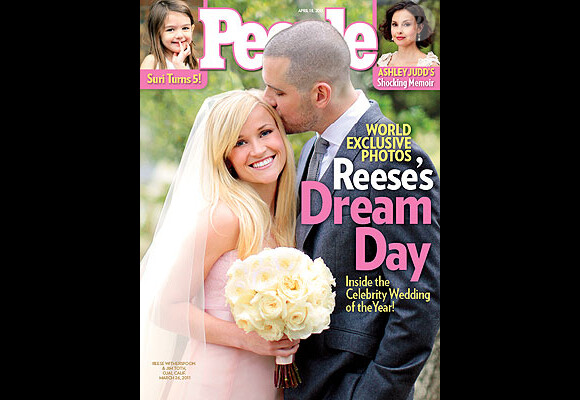 Reese Witherspoon en couverture du magazine People pose avec son nouvel époux, Jim Toth, le jour de leur mariage dans le ranch d'Ojai, mars 2011.