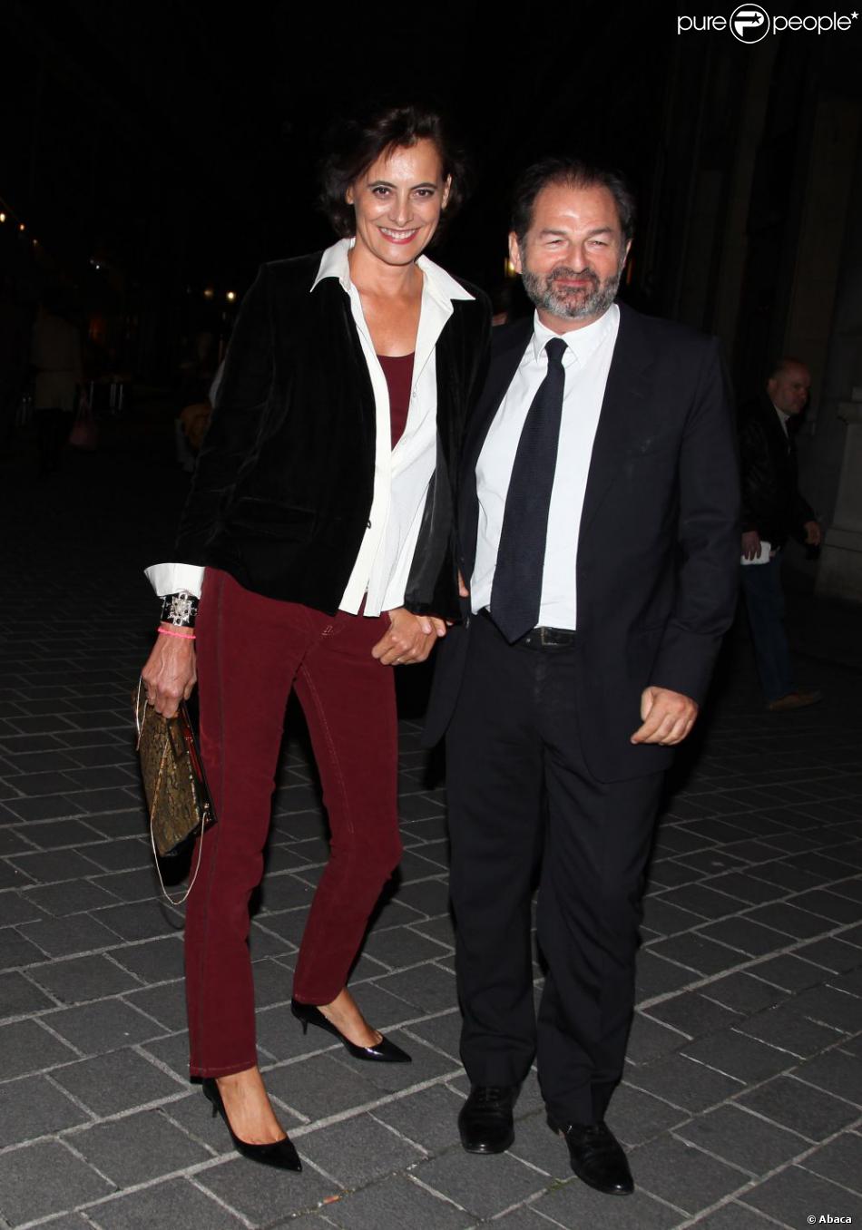Inès de la Fressange et Denis Olivennes lors de la première de la pièce Comme s'il en pleuvait à Inès de la Fressange et Denis Olivennes lors de la première de la pièce Comme s'il en pleuvait à