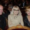 Pascal Desprez, sa femme Mireille Darc et Marie-Anne Chazel ors de la représentation de la pièce Comme s'il en pleuvait le 17 septembre 2012 à Paris