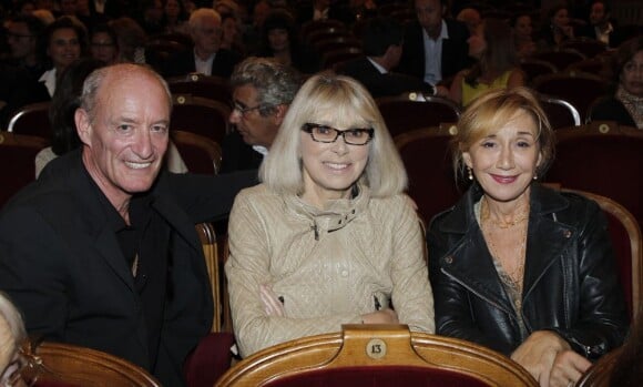 Pascal Desprez, sa femme Mireille Darc et Marie-Anne Chazel ors de la représentation de la pièce Comme s'il en pleuvait le 17 septembre 2012 à Paris