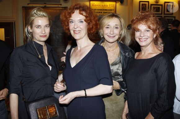 Emmanuelle Devos, Evelyne Bouyle, Marie-Anne Chazel et Agathe Natanson lors de la représentation de la pièce Comme s'il en pleuvait le 17 septembre 2012 à Paris