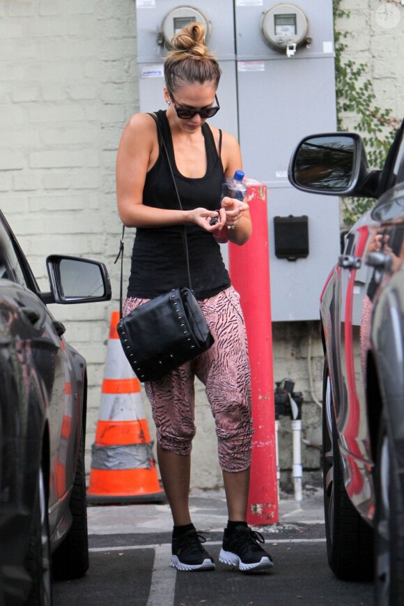 Jessica Alba fait profil bas en arrivant à son cours de Pilates à West Hollywood le 19 septembre 2012
