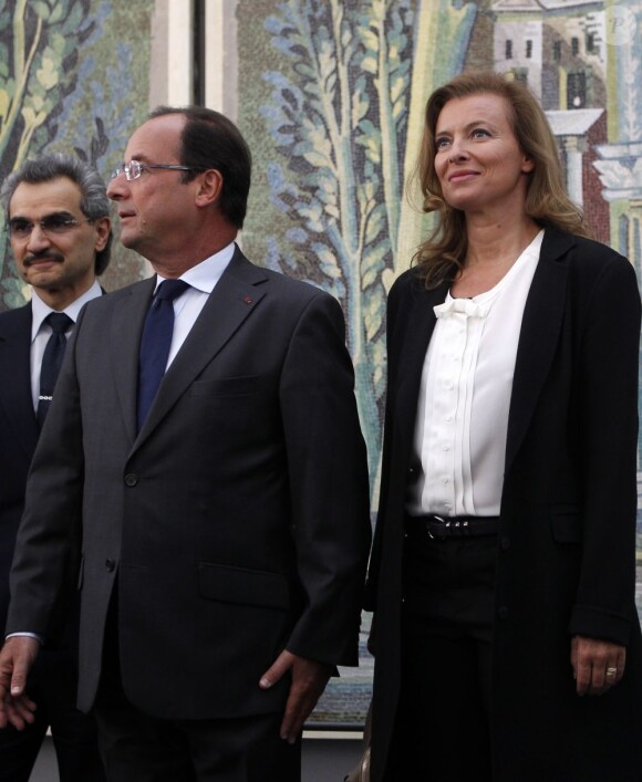 Valérie Trierweiler et François Hollande au Louvre pour l'inauguration des nouveaux espaces dédiés aux arts arabo-andalous, mamelouks, ottomans et persans, à Paris, le 18 septembre 2012.