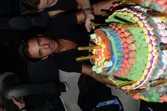 Thomas (Secret Story 6) découvre son gâteau, le samedi 22 septembre 2012 au Loft Metropolis, à Rungis, près de Paris.