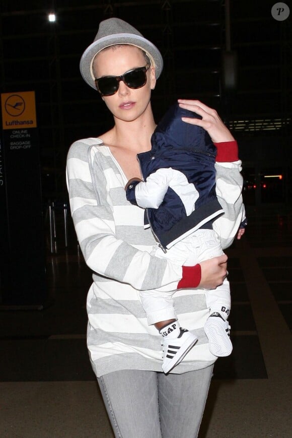 Charlize Theron et son fils Jackson à Los Angeles, le 16 juin 2012.