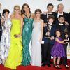 Eric Stonestreet, Sofia Vergara et toute l'équipe de Modern Family récompensés lors des Emmy Awards, à Los Angeles, le 23 septembre 2012.
