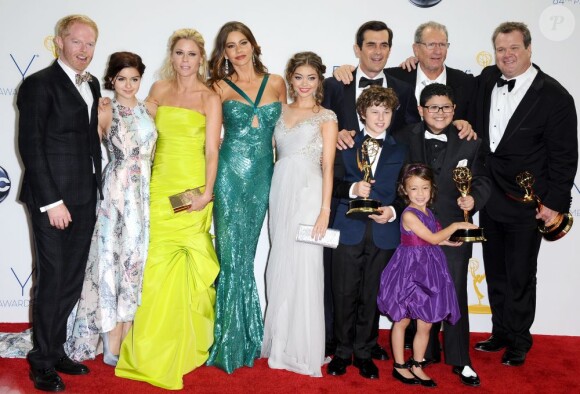 Eric Stonestreet, Sofia Vergara et toute l'équipe de Modern Family récompensés lors des Emmy Awards, à Los Angeles, le 23 septembre 2012.