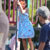 Suri Cruise s'amuse dans un parc de Brooklyn, à New York le 24 septembre 2012, sous le regard de sa maman Katie Holmes