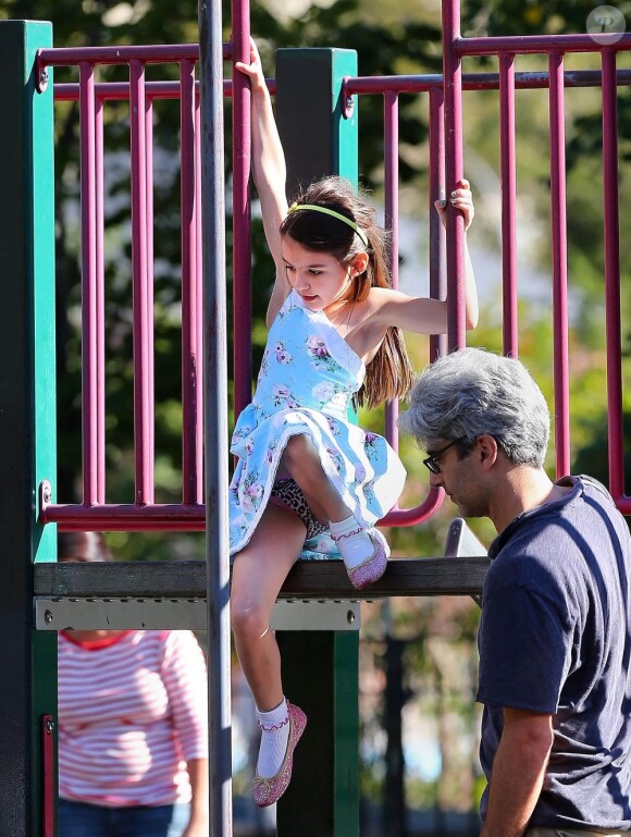 Moment de détente pour la petite Suri Cruise ! La fillette s'amuse dans un parc de Brooklyn, à New York le 24 septembre 2012, sous le regard de sa maman Katie Holmes