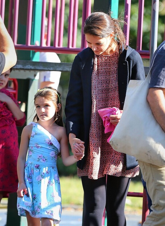 Suri Cruise s'amuse dans un parc de Brooklyn, à New York le 24 septembre 2012, sous le regard de sa maman Katie Holmes