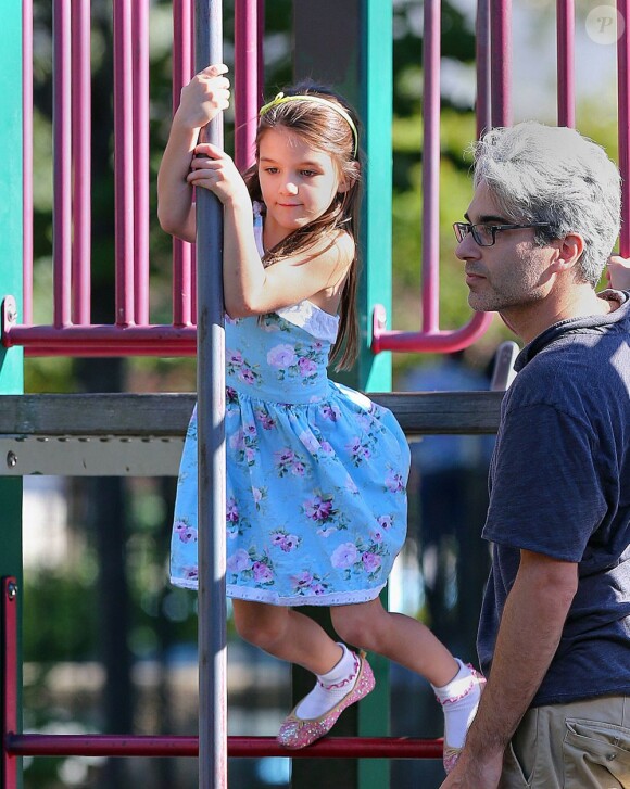 Suri Cruise s'amuse dans un parc de Brooklyn avec d'autres enfants, le 24 septembre 2012, après l'école.