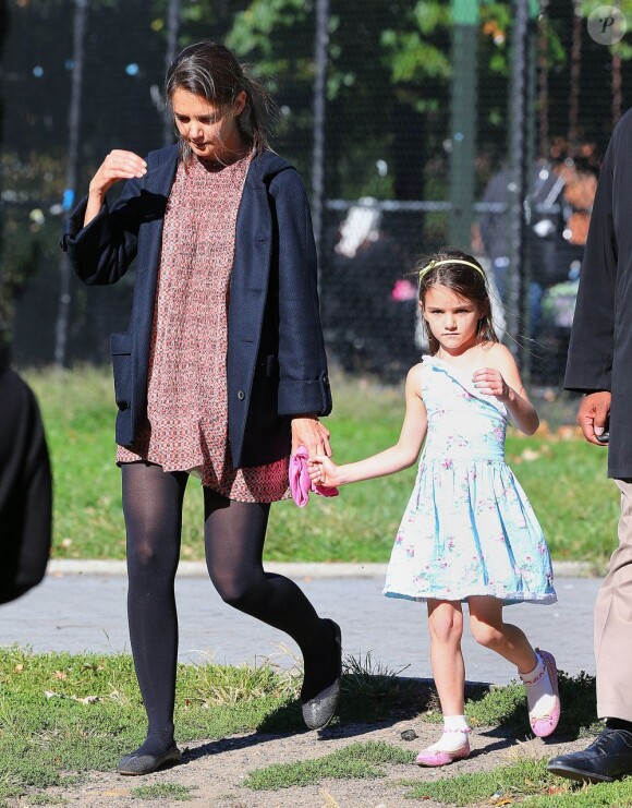 Journée ensoleillée pour Suri Cruise et sa mère Katie Holmes dans un parc de Brooklyn. Le 24 septembre 2012