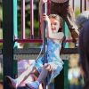 Suri Cruise, une enfant comme les autres qui s'amuse dans un parc de Brooklyn, à New York le 24 septembre 2012, sous le regard de sa maman Katie Holmes