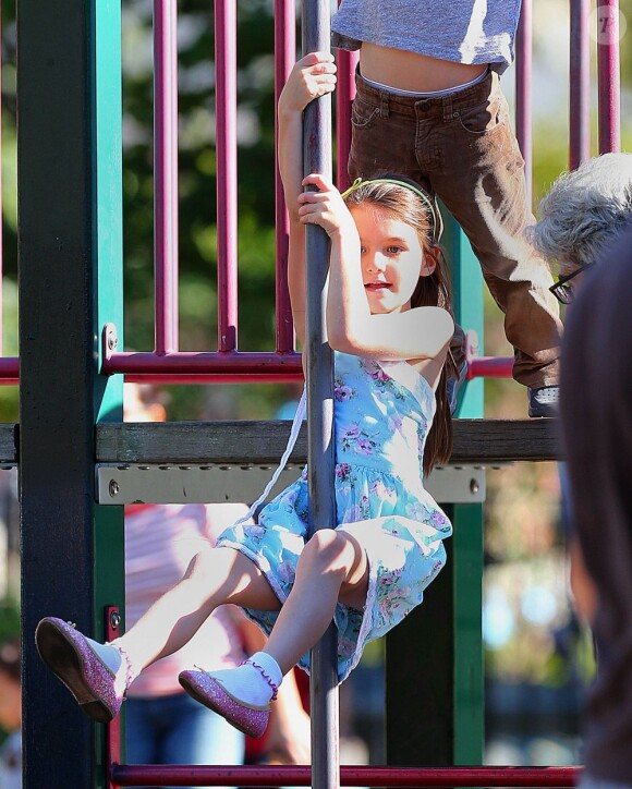 Suri Cruise, une enfant comme les autres qui s'amuse dans un parc de Brooklyn, à New York le 24 septembre 2012, sous le regard de sa maman Katie Holmes