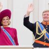 La princesse Maxima et le prince Willem-Alexander saluent la foule depuis le balcon du palais Noordeinde. La famille royale des Pays-Bas le 18 septembre 2012 lors du Prinsjesdag, jour annuel d'inauguration solennelle de la nouvelle année parlementaire.