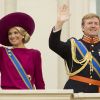 La princesse Maxima et le prince Willem-Alexander saluent la foule depuis le balcon du palais Noordeinde. La famille royale des Pays-Bas le 18 septembre 2012 lors du Prinsjesdag, jour annuel d'inauguration solennelle de la nouvelle année parlementaire.