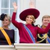 La princesse Maxima et le prince Willem-Alexander saluent la foule depuis le balcon du palais Noordeinde. La famille royale des Pays-Bas le 18 septembre 2012 lors du Prinsjesdag, jour annuel d'inauguration solennelle de la nouvelle année parlementaire.