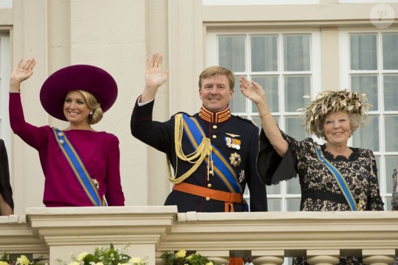 La princesse Maxima, le prince Willem-Alexander et la reine Beatrix saluent la foule depuis le balcon du palais Noordeinde. La famille royale des Pays-Bas le 18 septembre 2012 lors du Prinsjesdag, jour annuel d'inauguration solennelle de la nouvelle année parlementaire.