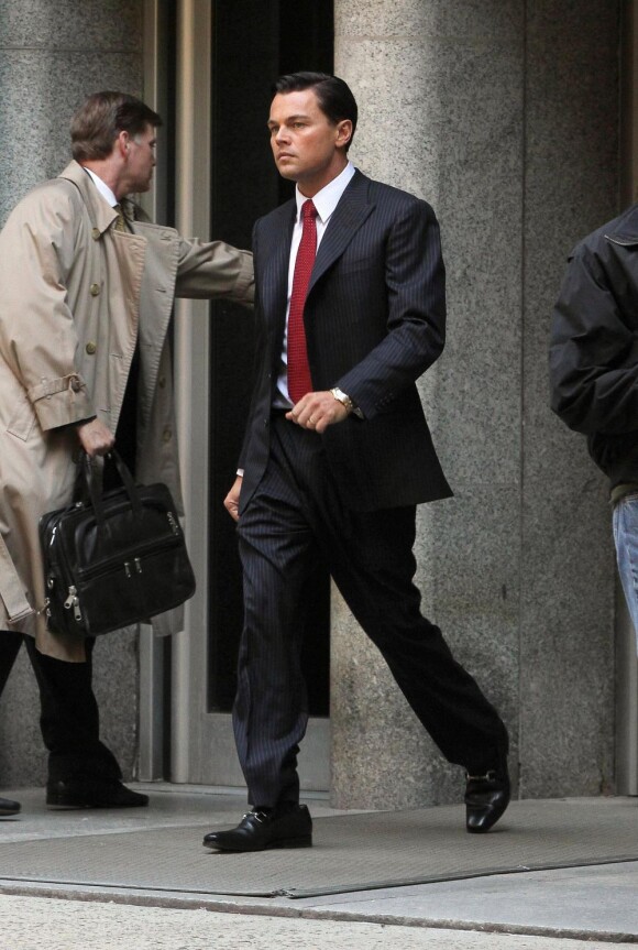 Leonardo DiCaprio tourne une scène de The Wolf of Wall Street avec Margoy Robbie, le 24 septembre 2012 à New York.