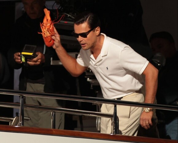 Leonardo DiCaprio tourne une scène de The Wolf of Wall Street avec un homard sur un yacht, le 24 septembre 2012 à New York.