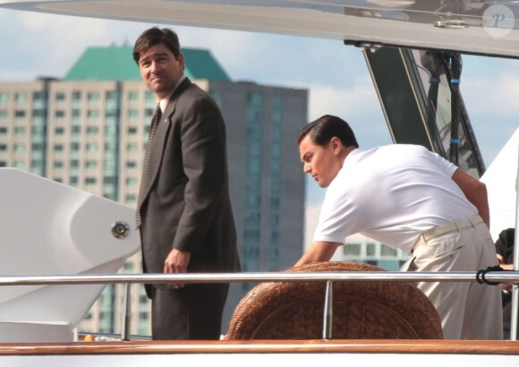 Leonardo DiCaprio tourne une scène de The Wolf of Wall Street sur un yacht avec Kyle Chandler, le 24 septembre 2012 à New York.