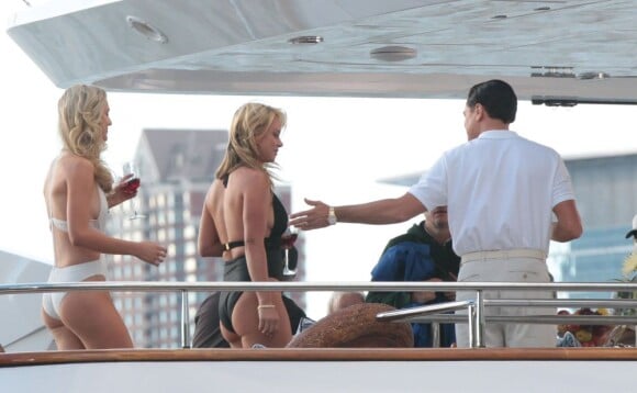 Leonardo DiCaprio tourne une scène de The Wolf of Wall Street sur un yacht avec des playmates, le 24 septembre 2012 à New York.