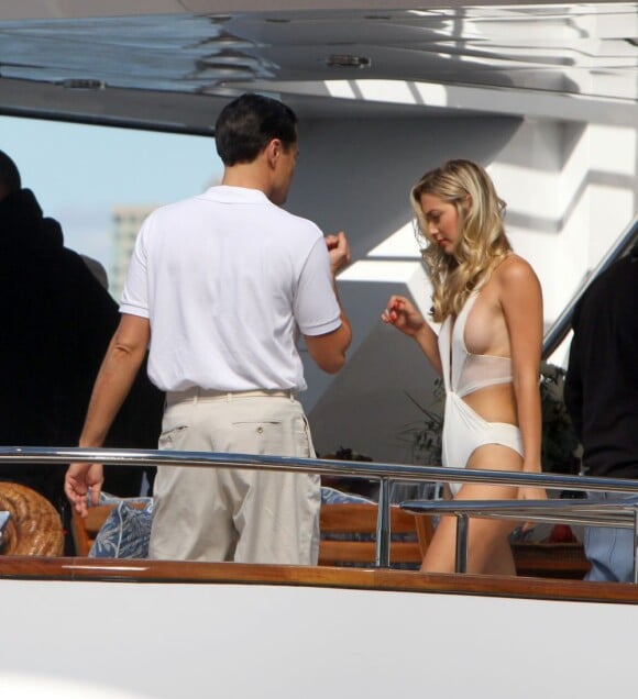 Leonardo DiCaprio tourne The Wolf of Wall Street de Martin Scorsese sur un yacht à New York, le 24 septembre 2012. Avec en prime, au moins une actrice à moitié nue qui laisse la star indifférente.