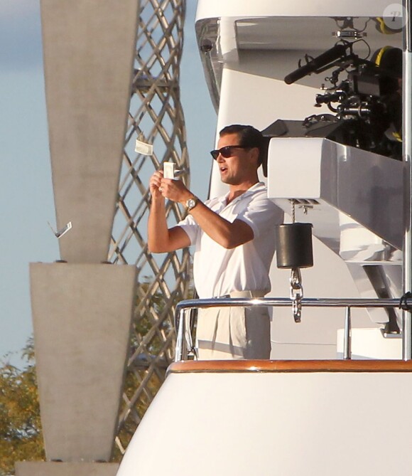 Leonardo DiCaprio tourne The Wolf of Wall Street de Martin Scorsese sur un yacht à New York, le 24 septembre 2012.